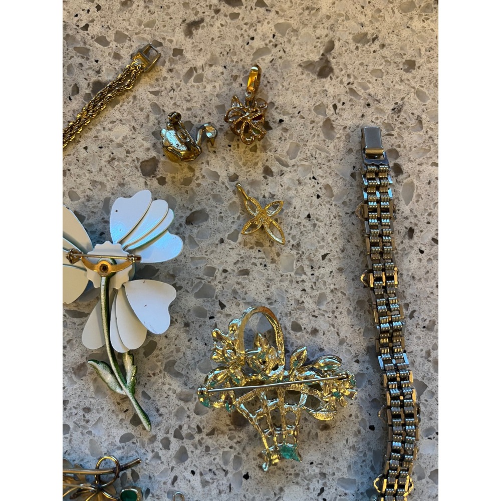 Vintage Costume Jewelry Lot Enamel Flower Brooches Rhinestone Pendants Bracelet - Picture 10 of 12